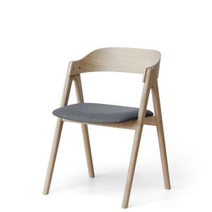 Dining chairs in a classic design – Findahl by Hammel