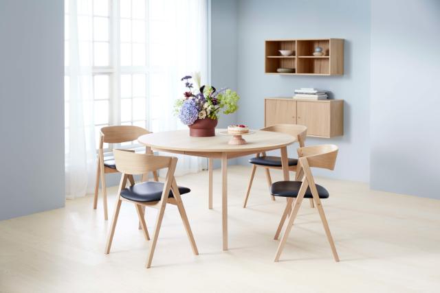 Single dining table – a modern round dining table from By Hammel